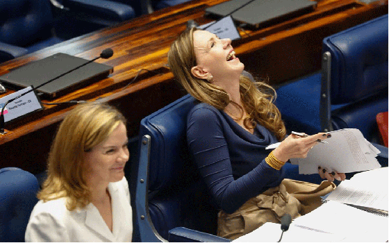 Senadora Gleise Hoffmann ao lado da senadora Vanessa Grazziotim durante  sessão do impeachment (Foto:  Sérgio Lima/ÉPOCA)