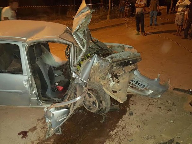 A frente do carro ficou destruída (Foto: Divulgação/PM TO)
