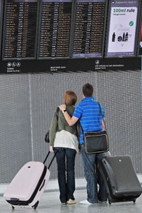 Casal em aeroporto (Foto: Carl de Souza/AFP)
