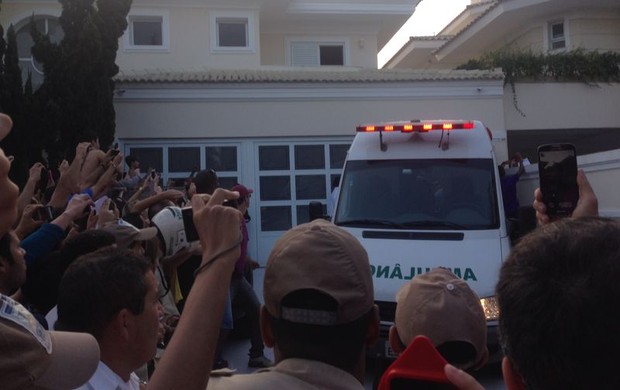 Neymar chega em casa, no Guarujá, de ambulância (Foto: Bruno Giufrida / GloboEsporte.com)