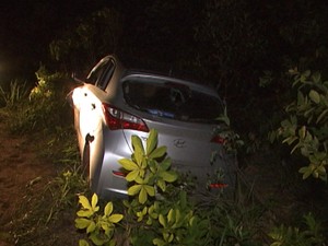 CARRO MORRO DAS ANTENAS DIVINÓPOLIS MINAS GERAIS CENTRO-OESTE (Foto: TV Integração/Reprodução)