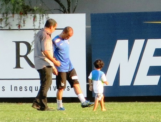 Zinho e Léo brincam com Enzo, CT Rei Pelé (Foto: Lincoln Chaves)