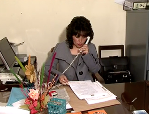 Abigail Sada trabalha em seu escritório em Oruro (Foto: Reprodução Internet)