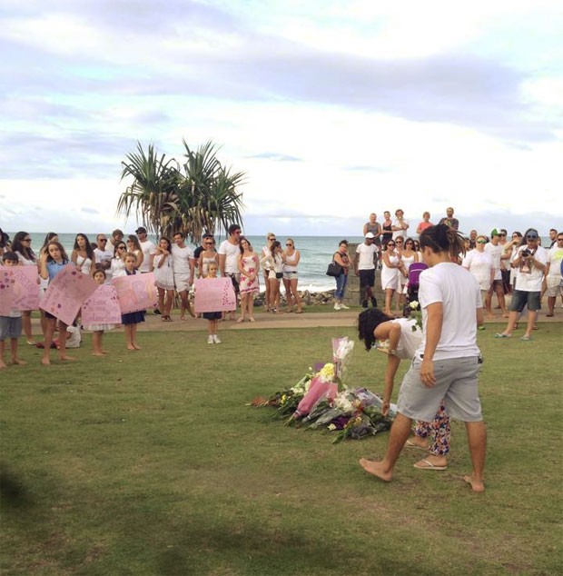 Amigos da brasileira Fabiana Palhares fazem homenagem em Gold Coast, na Austrália, nesta quinta-feira (5) (Foto: Reprodução/Facebook/Juliana Trezise)