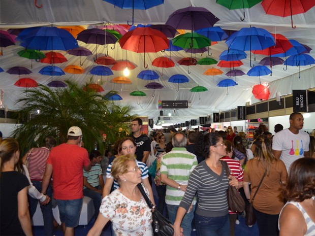 Multidão visita feira de Jacutinga durante o fim de semana (Foto: Lucas Soares / G1)