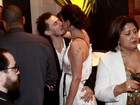 Mariana Lima ganha mão boba e beijaço do marido em festa de novela