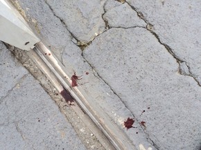 De acordo com a família, o sangue no piso da casa é resultado das agressões na festa. (Foto: Arquivo Pessoal)