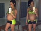 Bella Falconi faz selfie e mostra o barrigão de oito meses de gravidez
