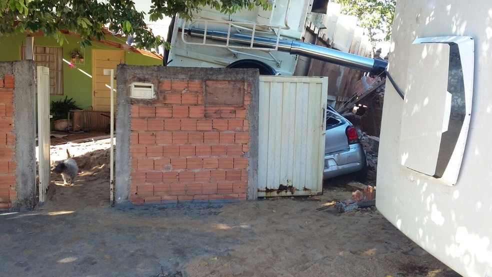 Caminhão carregado com areia tombou sobre a residência (Foto: Matheus Percinoto Silva/Cedida)