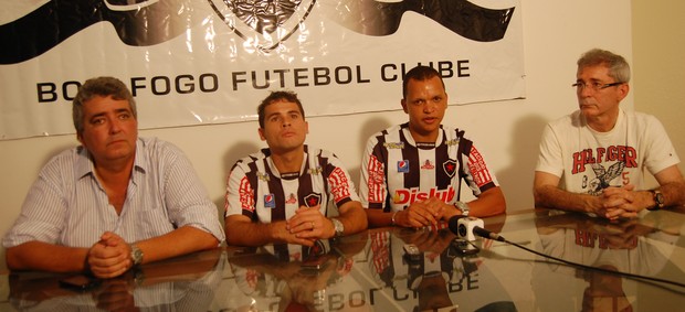 Apresentação de Warley e Doda no Botafogo-PB (Foto: Lucas Barros / Globoesporte.com/pb)