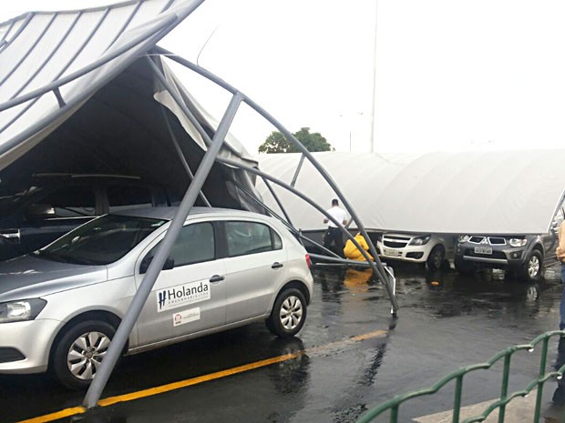 Estrutura de estacionamento caiu sobre carros no Aeroporto JK (Foto: Aldair Fernando/G1)