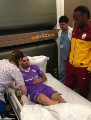 Drogba visita David Barral no hospital (Foto: Divulgação)
