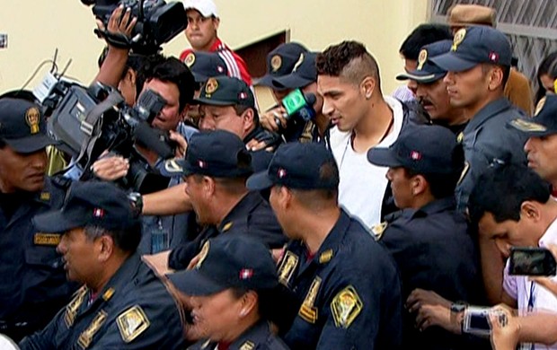 Paolo Guerrero é muito assediado no Peru, onde é ídolo (Foto: Reprodução/SporTV)