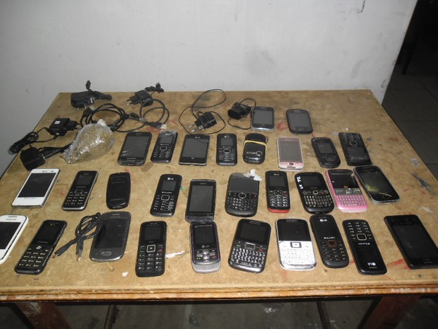 Agentes apreendem 30 celulares e drogas jogadas no pátio do Pemano (Foto: Divulgação/SAP)