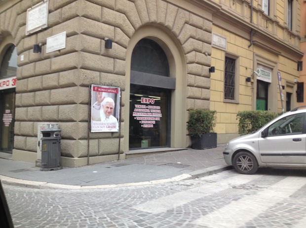 Cartaz em rua de Roma presta homenagem ao agora Papa Emérito Bento XVI; o texto, em italiano, diz: 'permanecerás sempre conosco; obrigado' (Foto: Juliana Cardilli/G1)