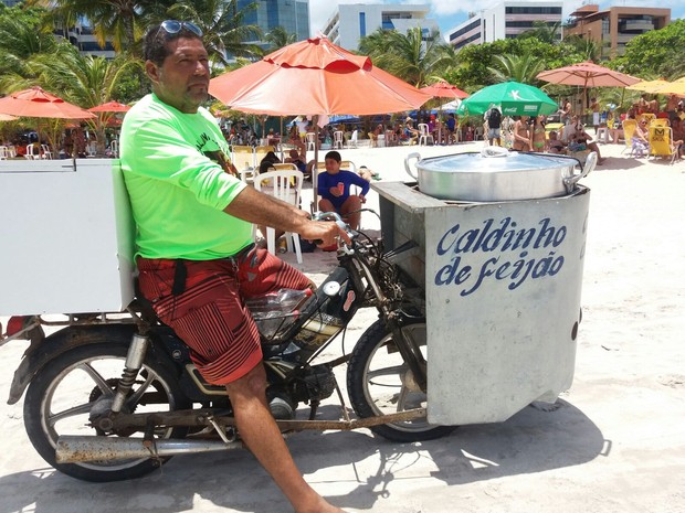 Ambulante vende caldinho nas praias da orla de Maceió (Foto: Suely Melo / G1)