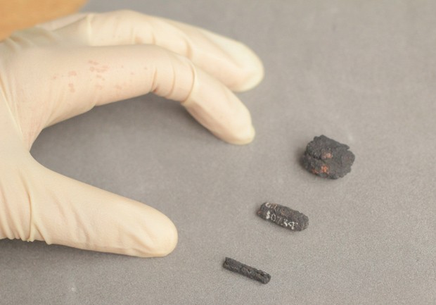 Cientista manipula material que foi retirado de pedaço de meteorito. (Foto: UCL/Divulgação)