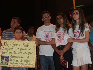 Família de Beatriz durante protesto que marca três meses da morte da menina (Foto: Juliane Peixinho/ G1)
