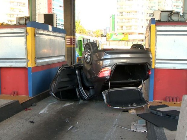 Ve&iacute;culo capota na cabine da Terceira Ponte, Esp&iacute;rito Santo (Foto: Reprodu&ccedil;&atilde;o/ TV Gazeta)