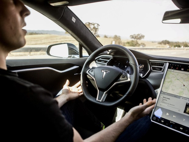 Novos recursos do piloto automático são demonstrados em um carro da Tesla Motors durante um evento da empresa em Palo Alto, no estado americano da Califórnia (Foto:  Beck Diefenbach/Reuters)