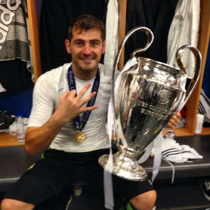 Casillas exibe a taça (Foto: Instagram)