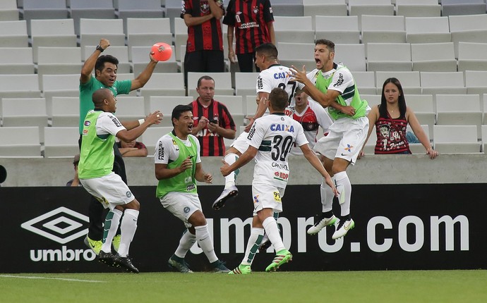 thiago lopes comemora gol atletiba atlético-pr coritiba (Foto: Giuliano Gomes/PR Press)
