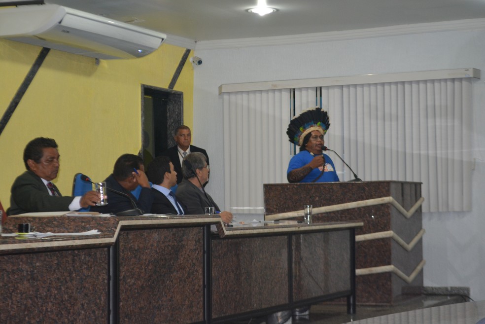 Fernando Karitiano, na tribuna, diz que a Casa do Índio está abandonada pelo governo (Foto: Toni Francis/G1)