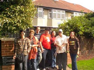 Grupo de fãs em frente à casa de John Lennon, na Inglaterra (Foto: Marco Antônio Mallagoli/Arquivo Pessoal)