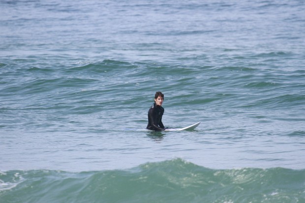 Filho de Adriana Esteves surfando no Rio (Foto: Dilson Silva/Agnews)