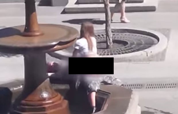 Casal foi flagrado durante ato sexual em fonte de praça pública em Samara, na Rússia (Foto: Reprodução/YouTube/lifenewsru)