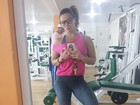 Viviane Araújo posa na academia usando óculos