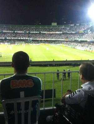 Leandro Alcade, torcedor do Coritiba, visita o estádio Couto Pereira (Foto: Gabriel Hamilko / GloboEsporte.com)
