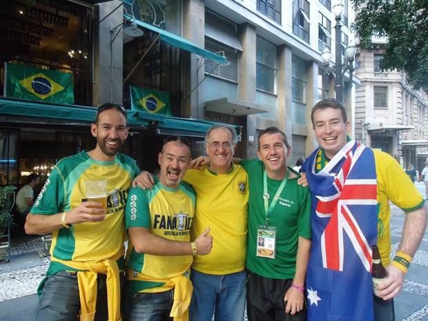 Pedro (centro) conheceu os australianos Andy e Anthony (os dois à esquerda) ao ajudá-los a habilitar um chip de celular, e foi convidado pelos estrangeiros para assistir a jogo com outros australianos (Foto: Pedro Passarella Neto/VC no G1)