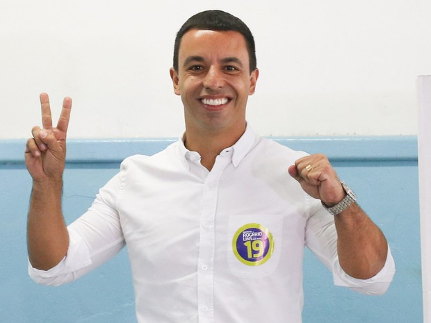 Rogério Lins (PTN) votou neste domingo no segundo turino das eleições para prefeito de Osasco (Foto: Tiago Queiroz/Estadão Conteúdo)