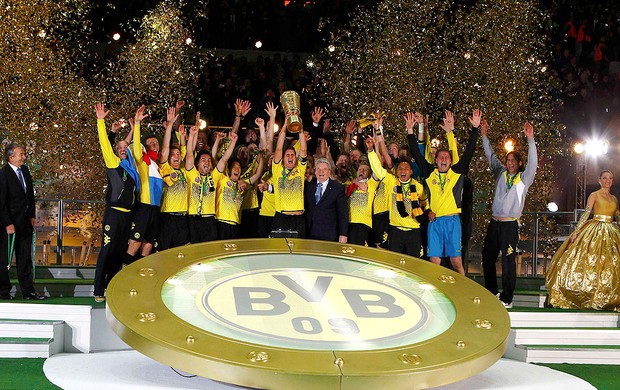 borussia dortmund comemora título campeão alemão (Foto: Reuters)