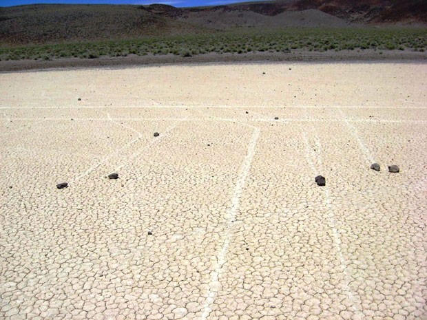 Pedras que deslizam na Racetrack Playa, no Death Valley, EUA (Foto: NASA/GSFC/Maggie McAdam)
