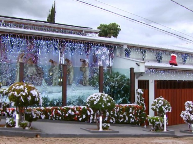 Casa com decoração de Natal chama a atenção em São José do Rio Pardo (Foto: Eder Ribeiro/ EPTV)