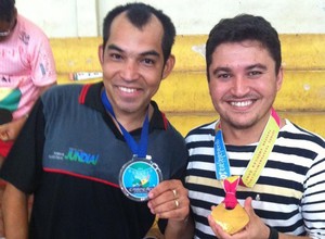 Jésse à direita, com a medalha do campeão Pan-Americano, Totó, à esquerda (Foto: Jessé Tagino / Facebook)