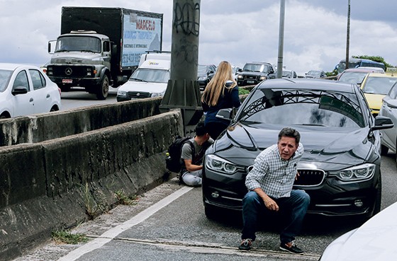 EM FUGA Motoristas abandonaram carros com medo do tiroteio na Linha Amarela, um dos principais acessos do Rio (Foto: Antônio Scorza)