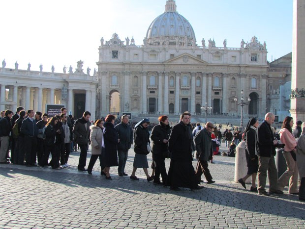 Fiéis fazem fila para ver a missa do Papa nesta quarta-feira (13) na Basílica de São Pedro, no Vaticano (Foto: Fernanda Kamena/G1)