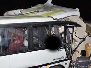 Acidente em Sarandi, RS, entre ônibus e carreta deixa mortos (Foto: Joel de Brito, divulgação/Diário RS)