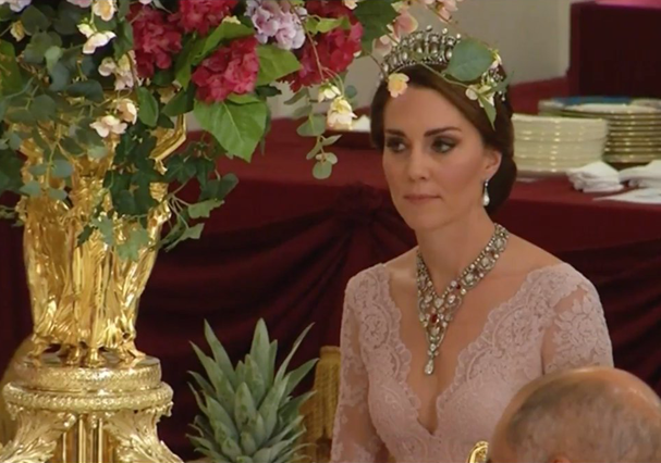 Resultado de imagem para kate middleton tiara princesa diana jantar