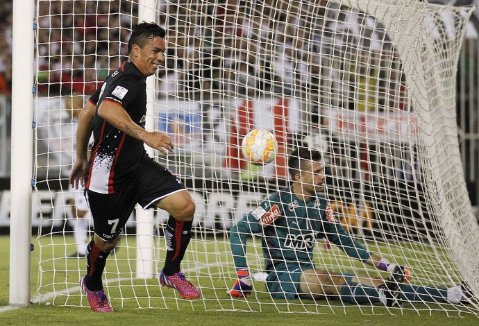 Esteban Paredes comemora gol do Colo-Colo marcado diante do goleiro Victor do Atlético-MG (Foto: Reuters)