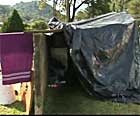 Moradores acampam para evitar furtos (Reprodução / RPCTV)