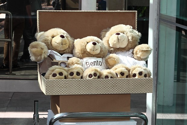 Carol Trentini com o marido e o filho saindo da maternidade (Foto: Manuela Scarpa / Foto Rio News)