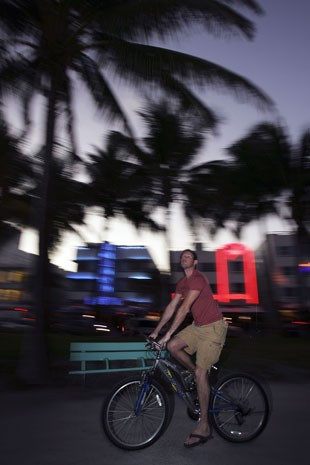Ciclista em Miami (Foto: Carlo Allegri/AP Photo)