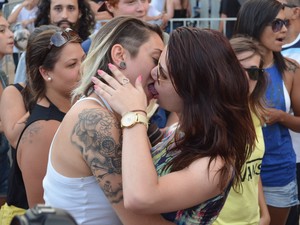 Casal de mulheres se beija em frente a bar em Ribeirão Preto (Foto: Fernanda Testa/G1)
