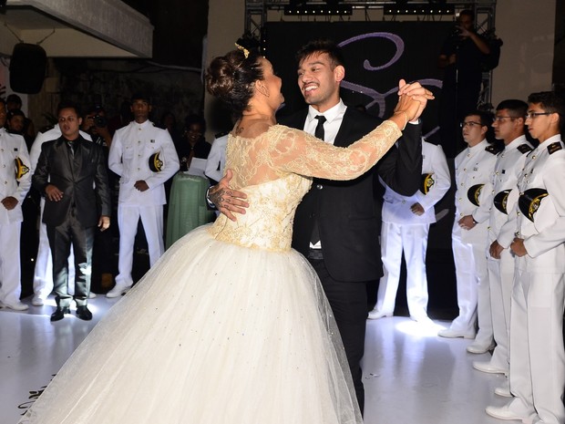 Solange Couto dança com Lucas Lucco em sua festa 60 anos na Zona Norte do Rio (Foto: Roberto Teixeira/ EGO)