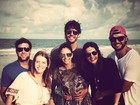 Kaká e Carol Celico posam juntinhos em praia da Bahia