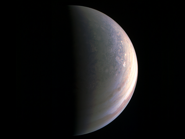 A sonda tirou essa foto do polo norte a uma distância de 195 mil quilômetros  (Foto: NASA/JPL-CALTECH/SWRI/MSSS)